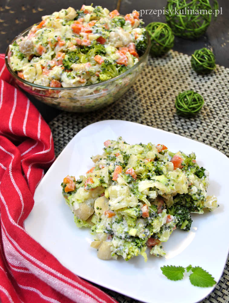 LEKKA SAŁATKA Z ZIEMNIAKAMI I BROKUŁEM (84 KCAL)