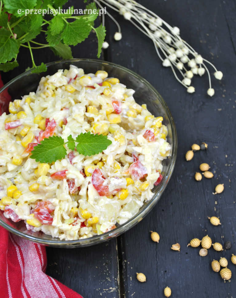 Sałatka z makaronem w kształcie ryżu, ananasem i kukurydzą