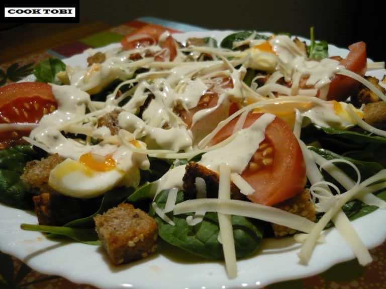 Sałatka Cezar na szpinaku