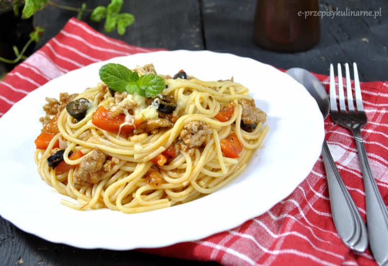 Spaghetti z mięsem mielonym i pomidorami