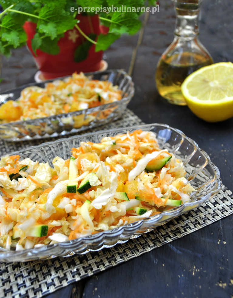 SURÓWKA Z KAPUSTY PEKIŃSKIEJ, CUKINII I POMARAŃCZY