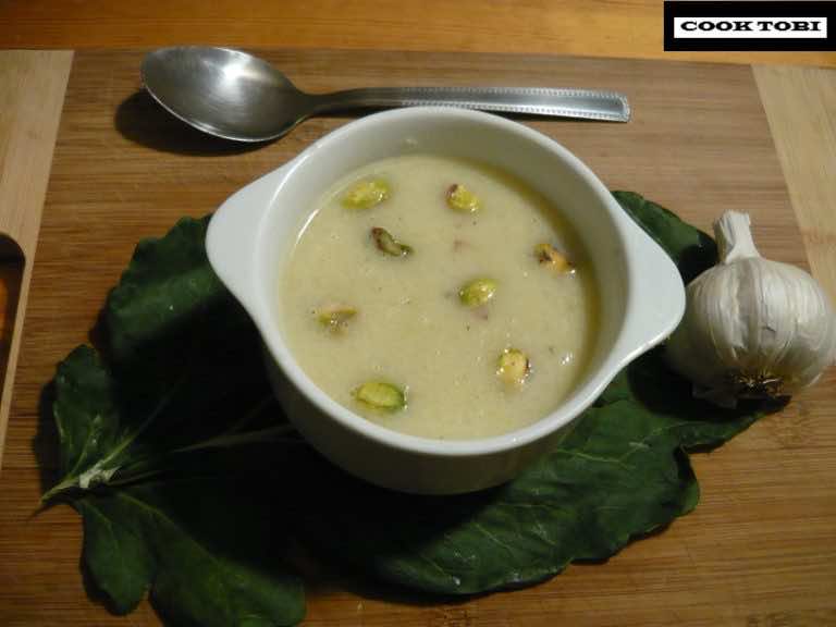 Zupa krem z kalarepy z dymką, czosnkiem i pistacjami