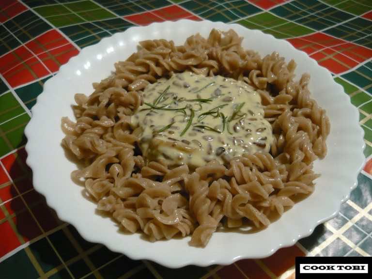 Żytni makaron z sosem słonecznikowym z gorgonzolą