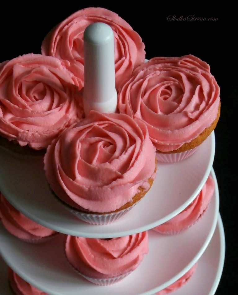 Babeczki – Różyczki z Aksamitnym, Delikatnym Kremem z Mascarpone