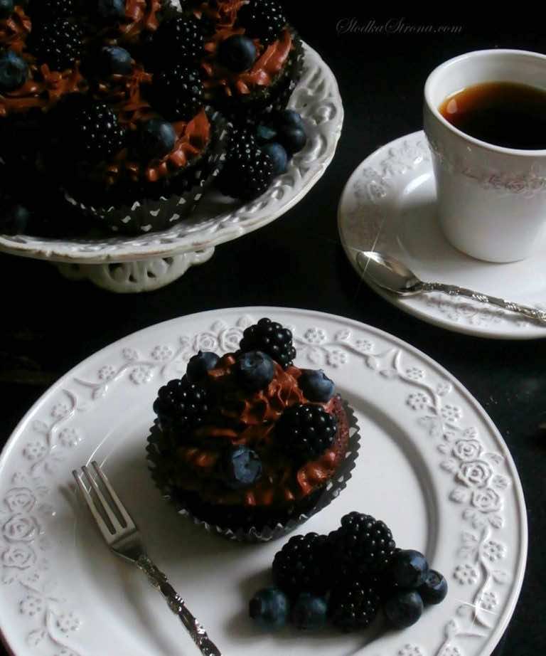Czekoladowe Babeczki z Jagodami i Jeżynami