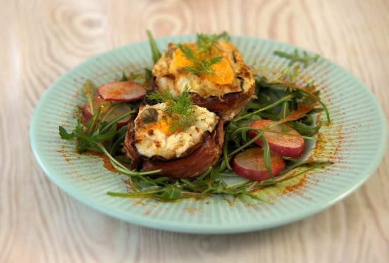 Weekendowe śniadanie – jajka zapiekane w szynce