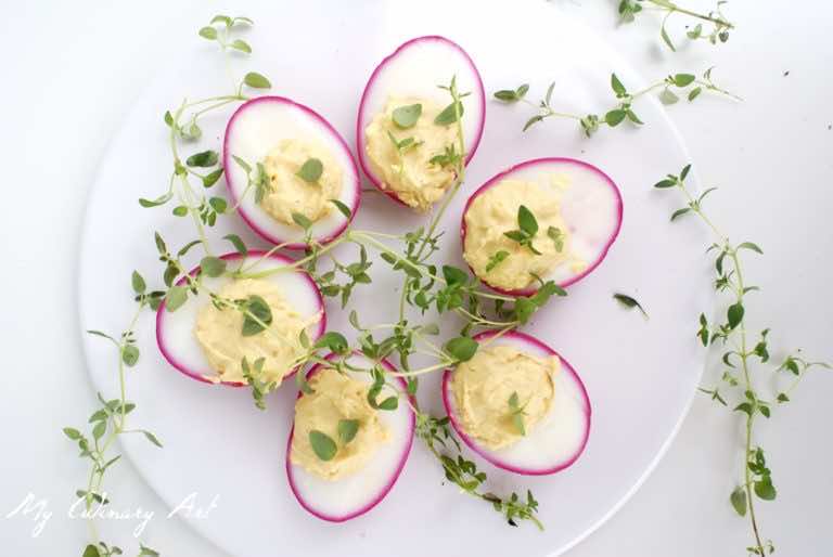 Faszerowane jajka barwione burakami