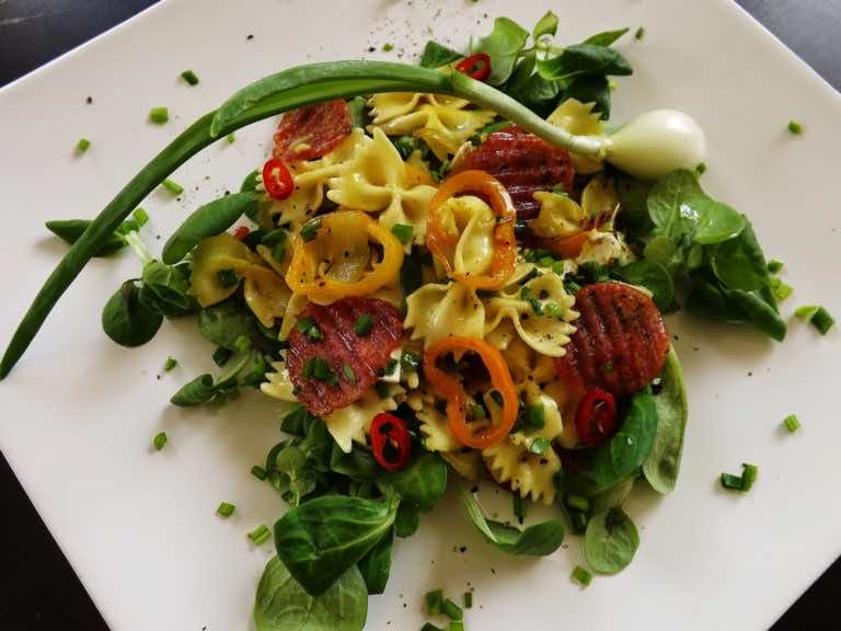 Makaron z chipsami z salami na roszponce