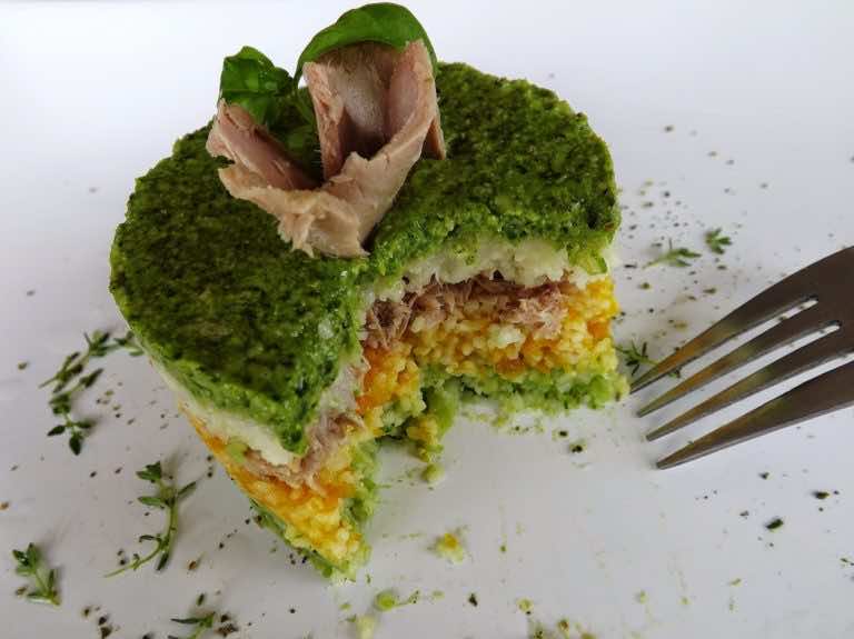 Tort z kuskusu, tuńczyka i pesto