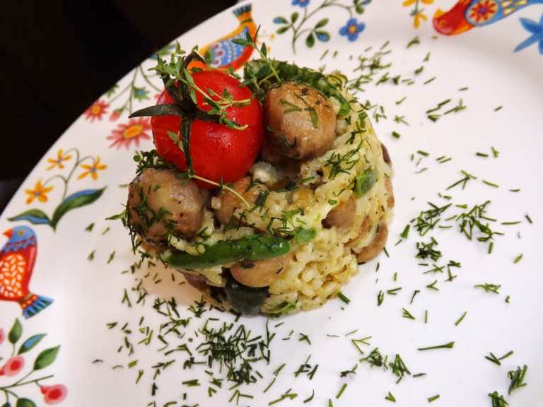 Risotto z warzywami i całymi pieczarkami