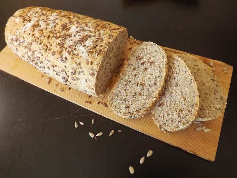 Chleb pszenno razowy ze słonecznikiem i siemieniem lnianym