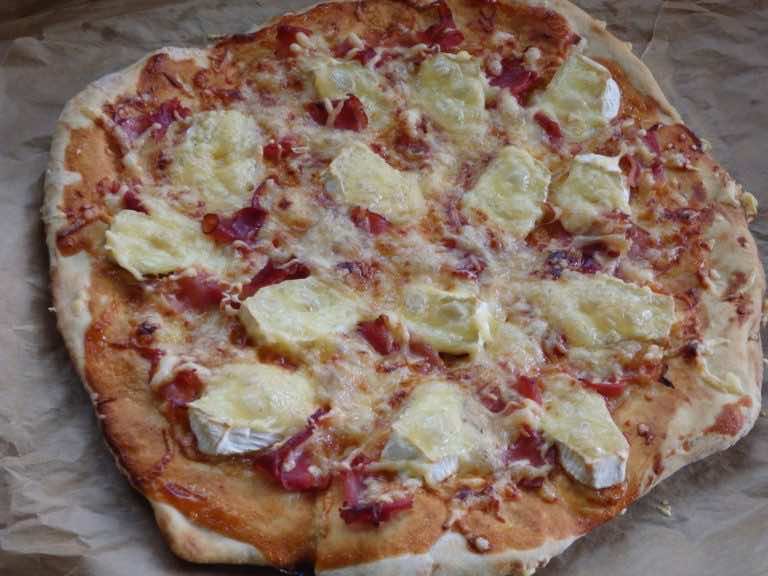 Pizza z camembertem i szynką dojrzewającą