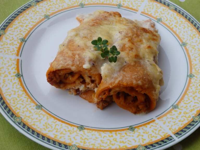 Pomidorowe naleśniki z mięsem mielonym zapiekane pod beszamelem