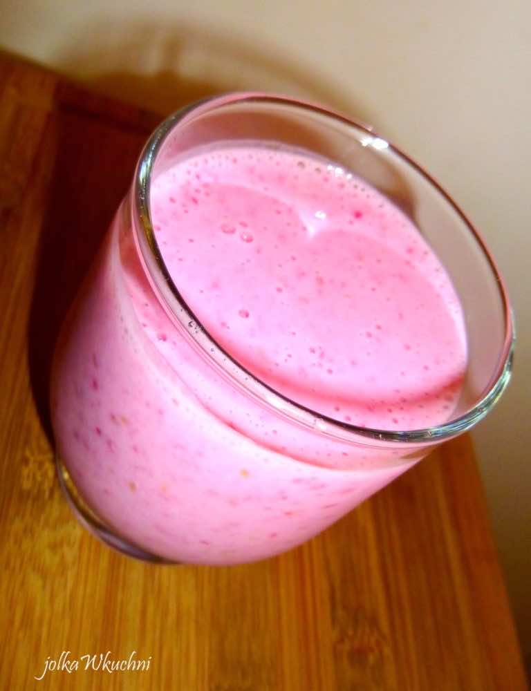 Śniadaniowy shake malinowy z otrębami