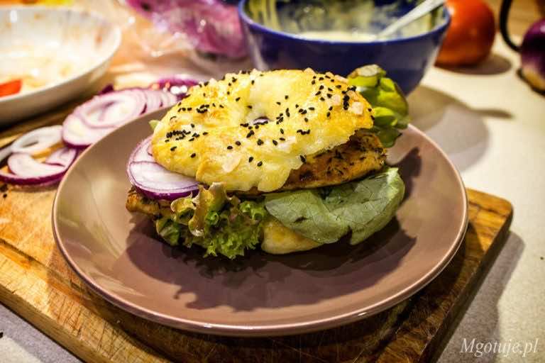 Bajgle z kurczakiem i sosem kaparowym