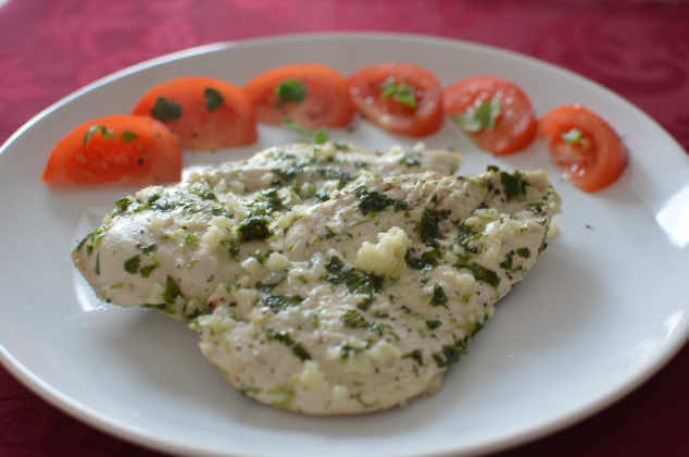 Pierś kurczaka z świeżą kolendrą na parze