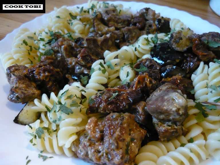 Makaron z indykiem, suszonymi pomidorami i bakłażanem