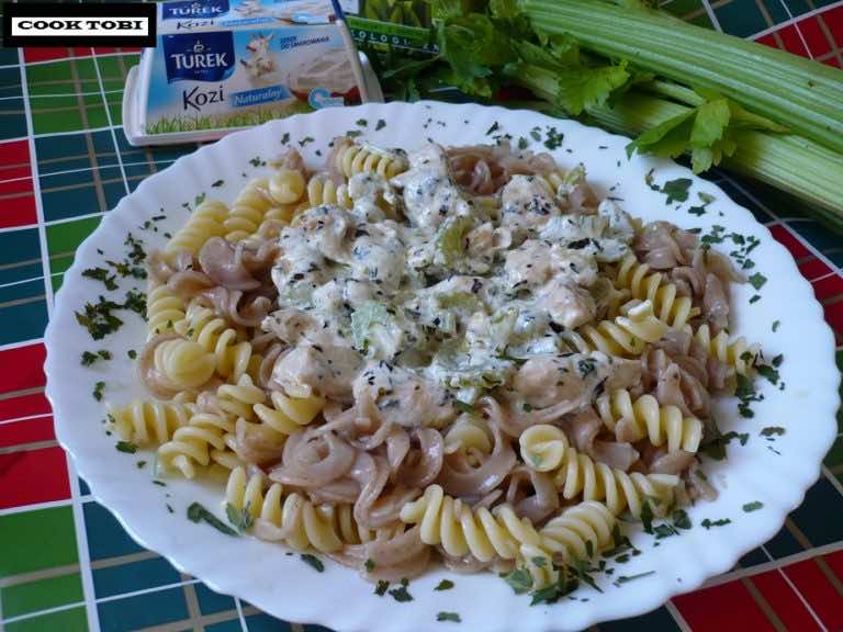 Aromatyczne fusilli z kozim serem i polędwiczkami