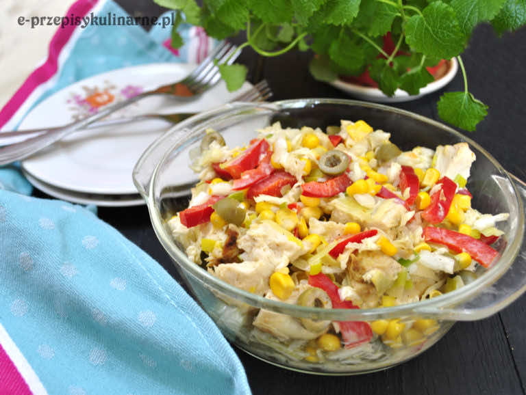 KOLOROWA SAŁATKA Z KURCZAKA, KAPUSTY PEKIŃSKIEJ I KUKURYDZY (188 KCAL)