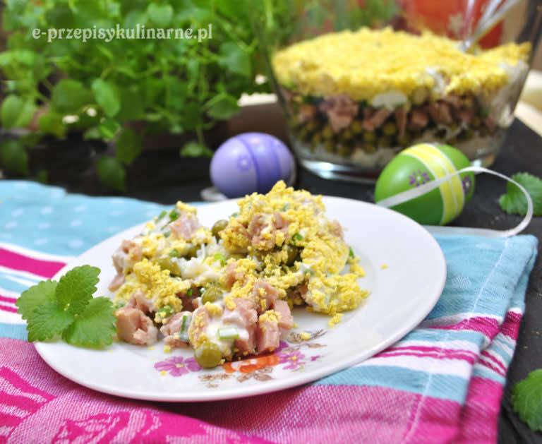 WIELKANOCNA SAŁATKA WARSTWOWA Z SZYNKĄ I GROSZKIEM