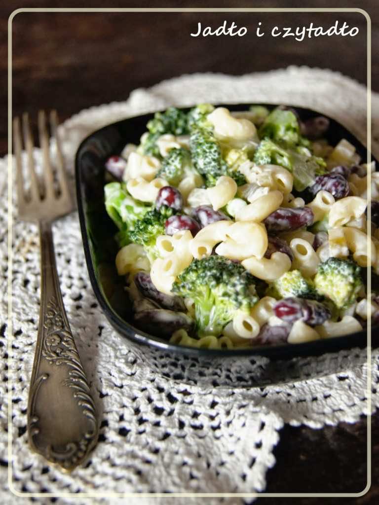 sałatka makaronowa z brokułem i fasolką