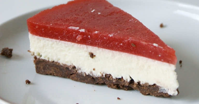 Sernik bez pieczenia z truskawkowym musem