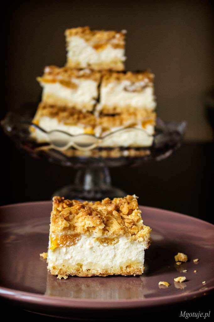 Sernik z brzoskwiniami