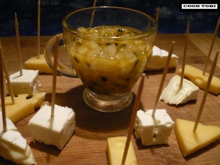 Deska serów z sosem z marakui