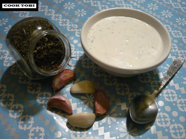 Klasyczny sos czosnkowy z nutą cząbru