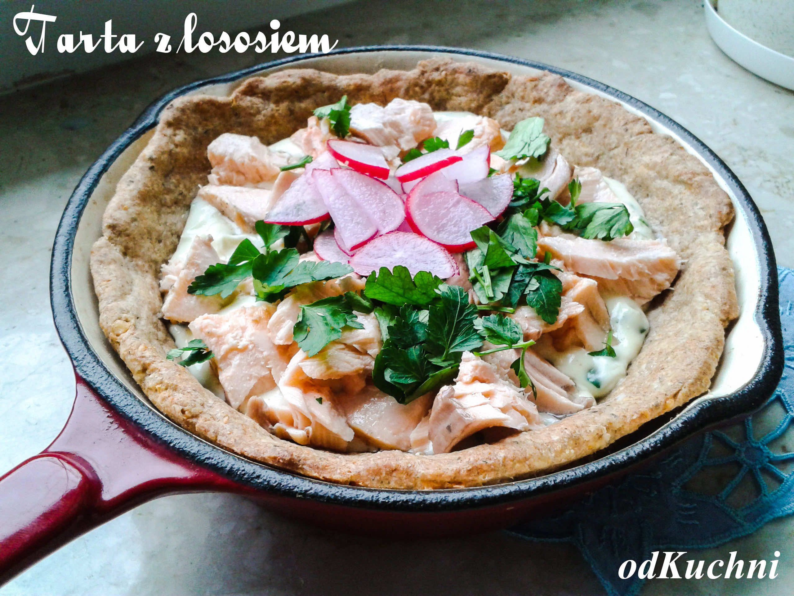 tarta-na-pelnoziarnistym-spodzie-z-serkiem-mascarpone-i-lososiem