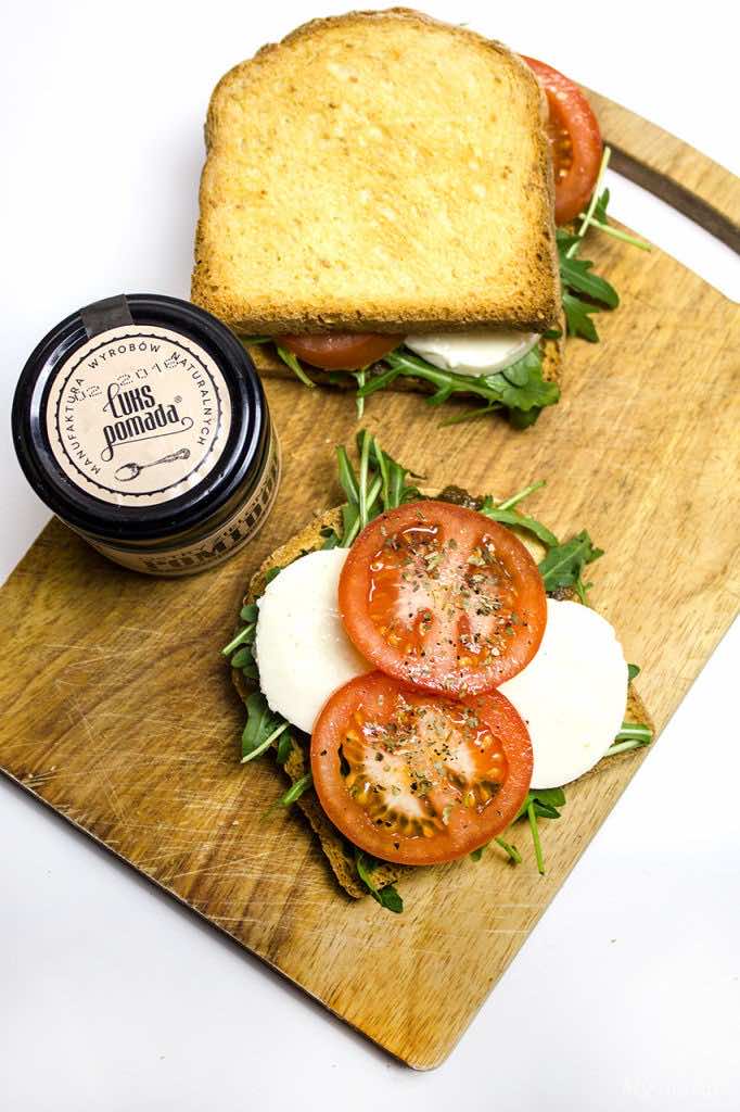 Tosty z rukolą, mozzarellą i pomidorami