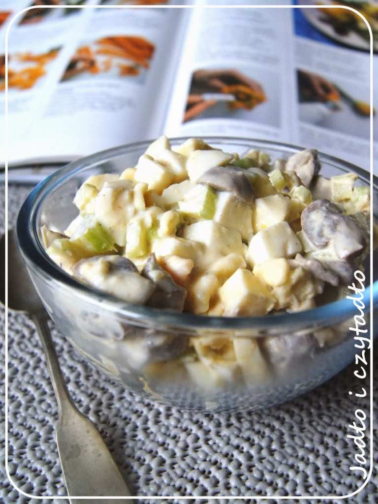 Sałatka z pieczarek i żółtego sera