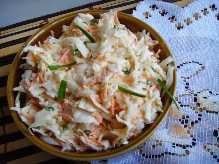 Domowa surówka coleslaw, łagodna i delikatna