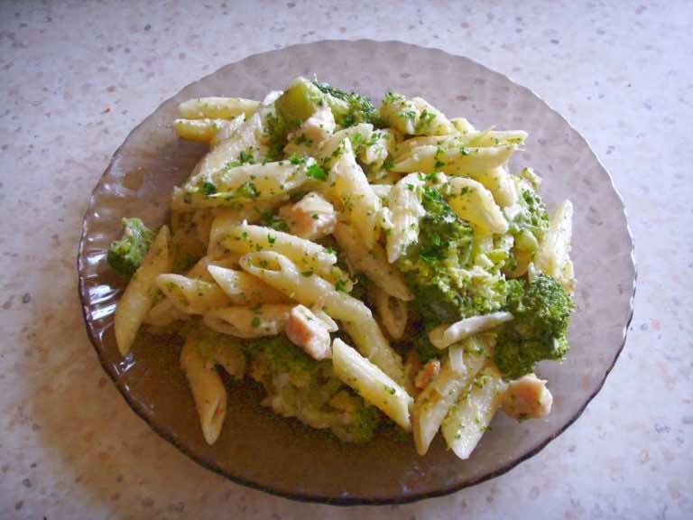 Penne z brokułem i piersią kurczaka w sosie z serka mascarpone.