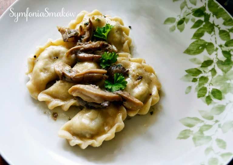Przepyszne pierogi z farszem na bazie piersi z kaczki, majeranku i czosnku polane domowym sosem boczniakowym.