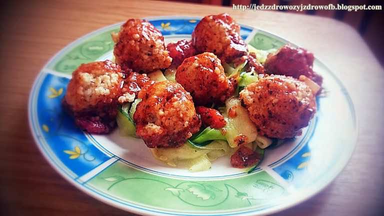 Jaglana klopsy na spodzie z cukinii