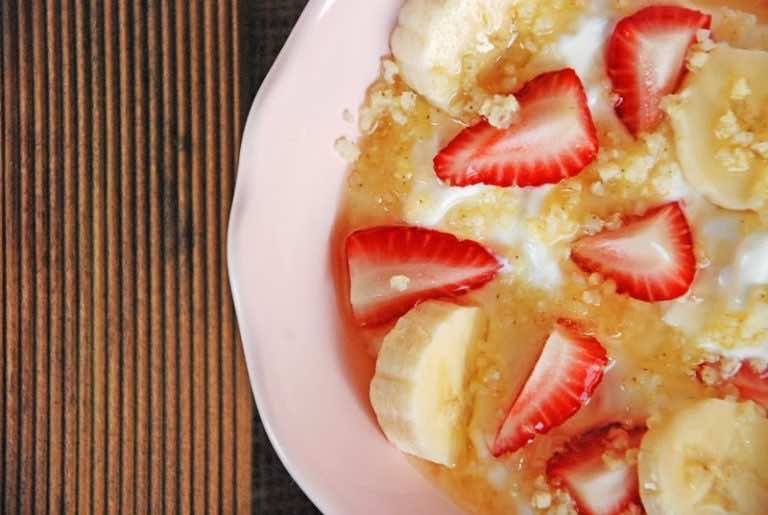 Pomysł na śniadanie: Płatki jaglane z owocami