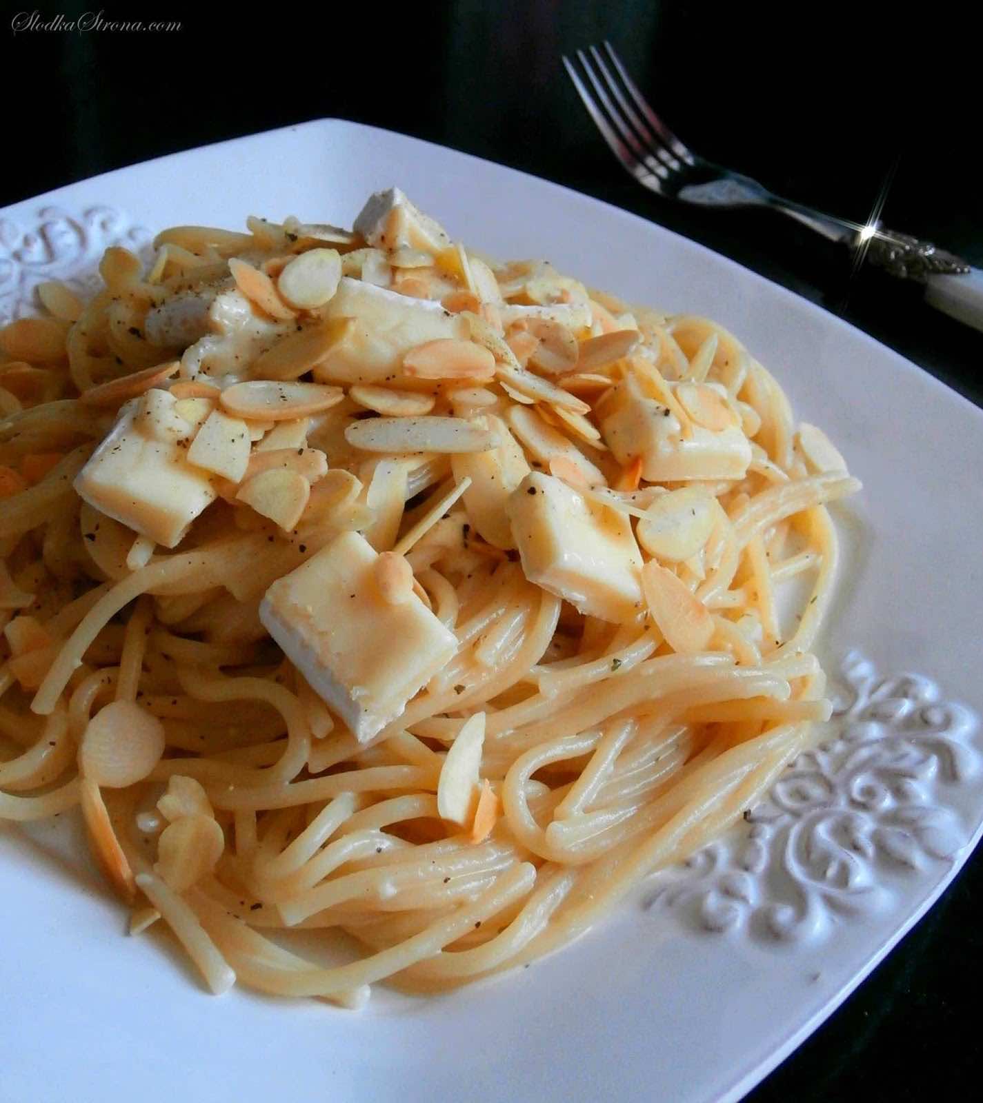 Makaron z Serkami Brie i Migdałami w Sosie Śmietanowym