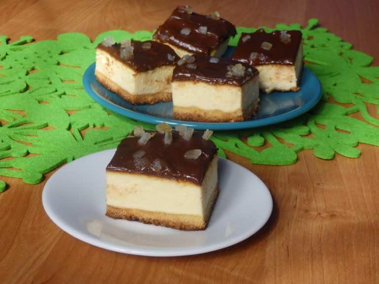 Cytrynowy sernik z polewą kajmakową
