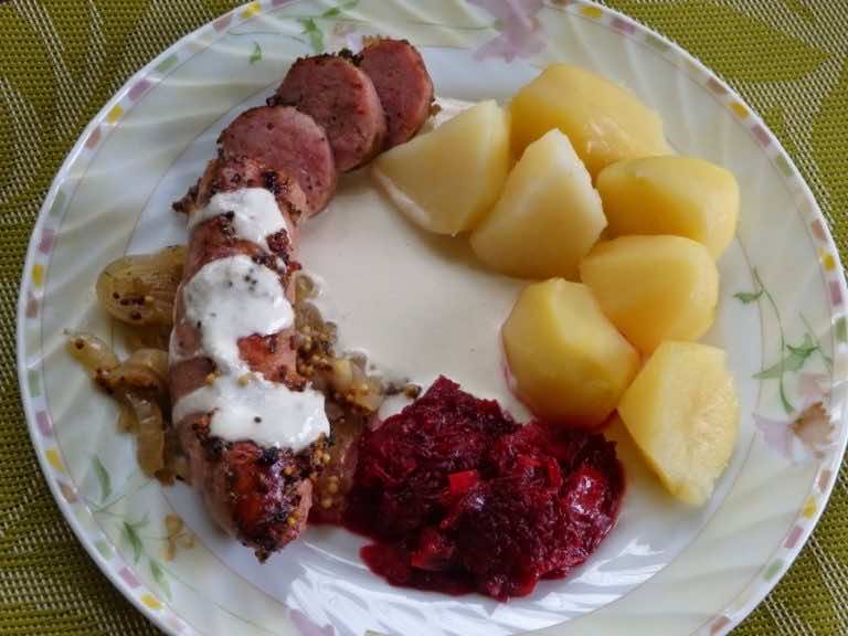 Biała kiełbasa pieczona w piwie