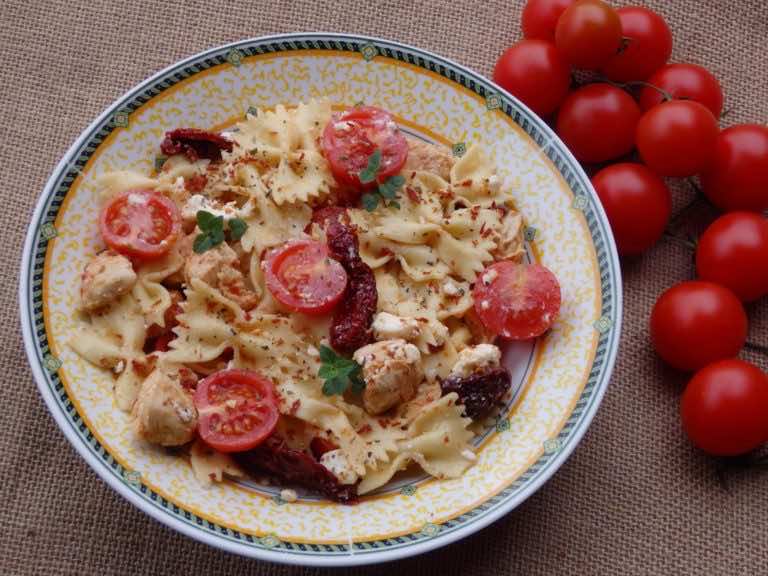 Pomidorowa sałatka makaronowa z kurczakiem
