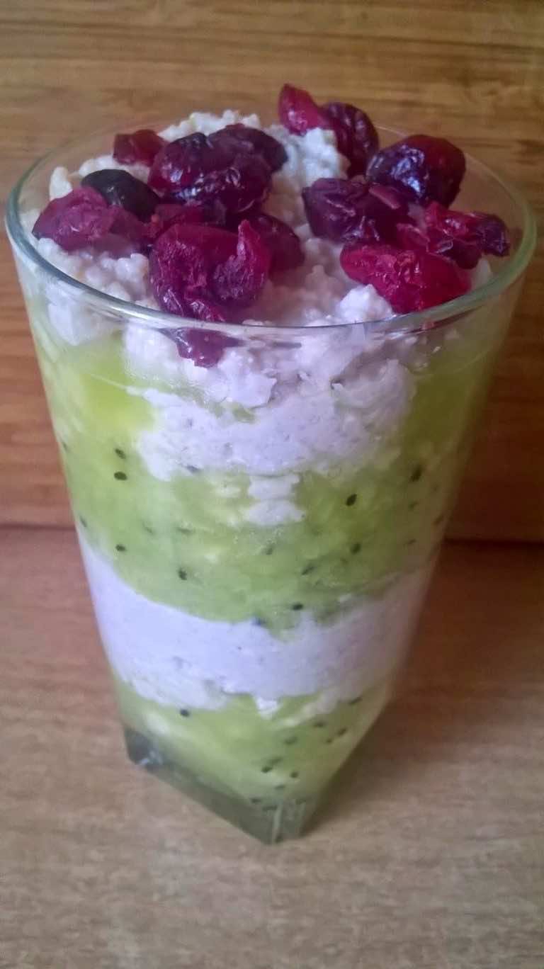 Krem jaglany twarogowo – bananowy z musem z kiwi