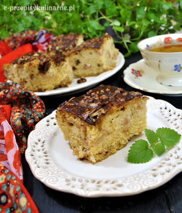 SZYBKIE CIASTO Z JABŁKAMI I RODZYNKAMI