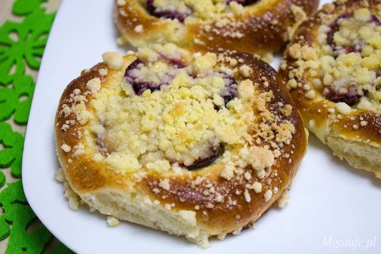 Drożdżówki z śliwkami