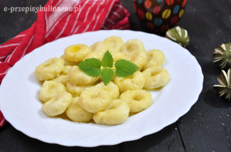 MIĘCIUTKIE KLUSECZKI Z BIAŁYM SEREM