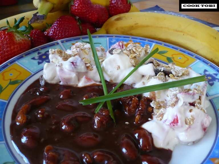 Owoce w jogurcie z orzechami na ciepło