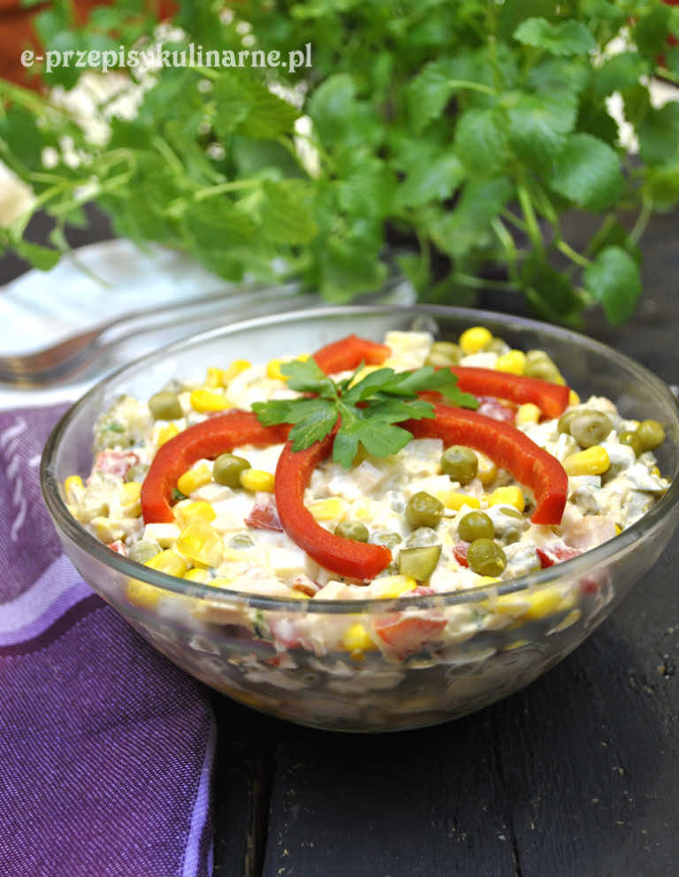 SAŁATKA Z SZYNKĄ I TUŃCZYKIEM