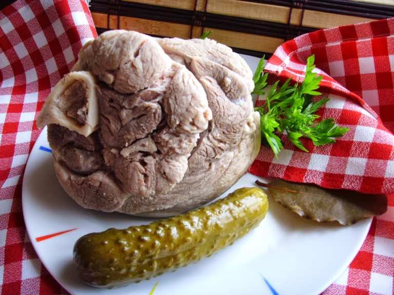 Aromatyczna gotowana golonka. Smaczna i soczysta.