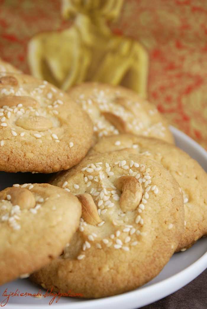 Indyjskie ciasteczka z sezamem, kardamonem i orzechami nerkowca