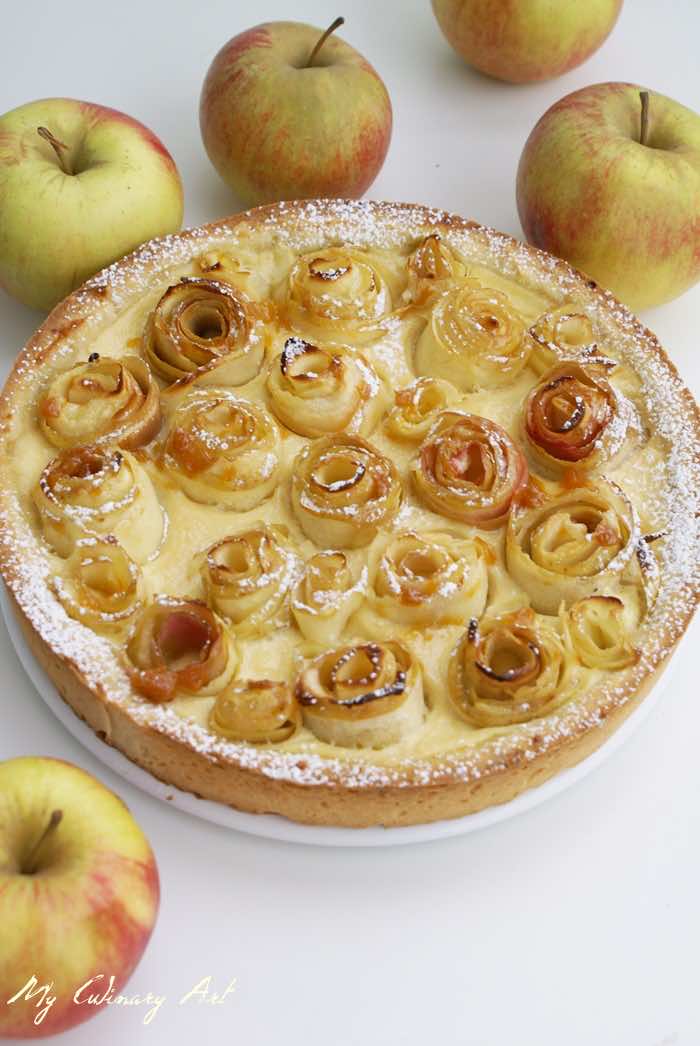 Tarta z budyniem i jabłkowymi różyczkami